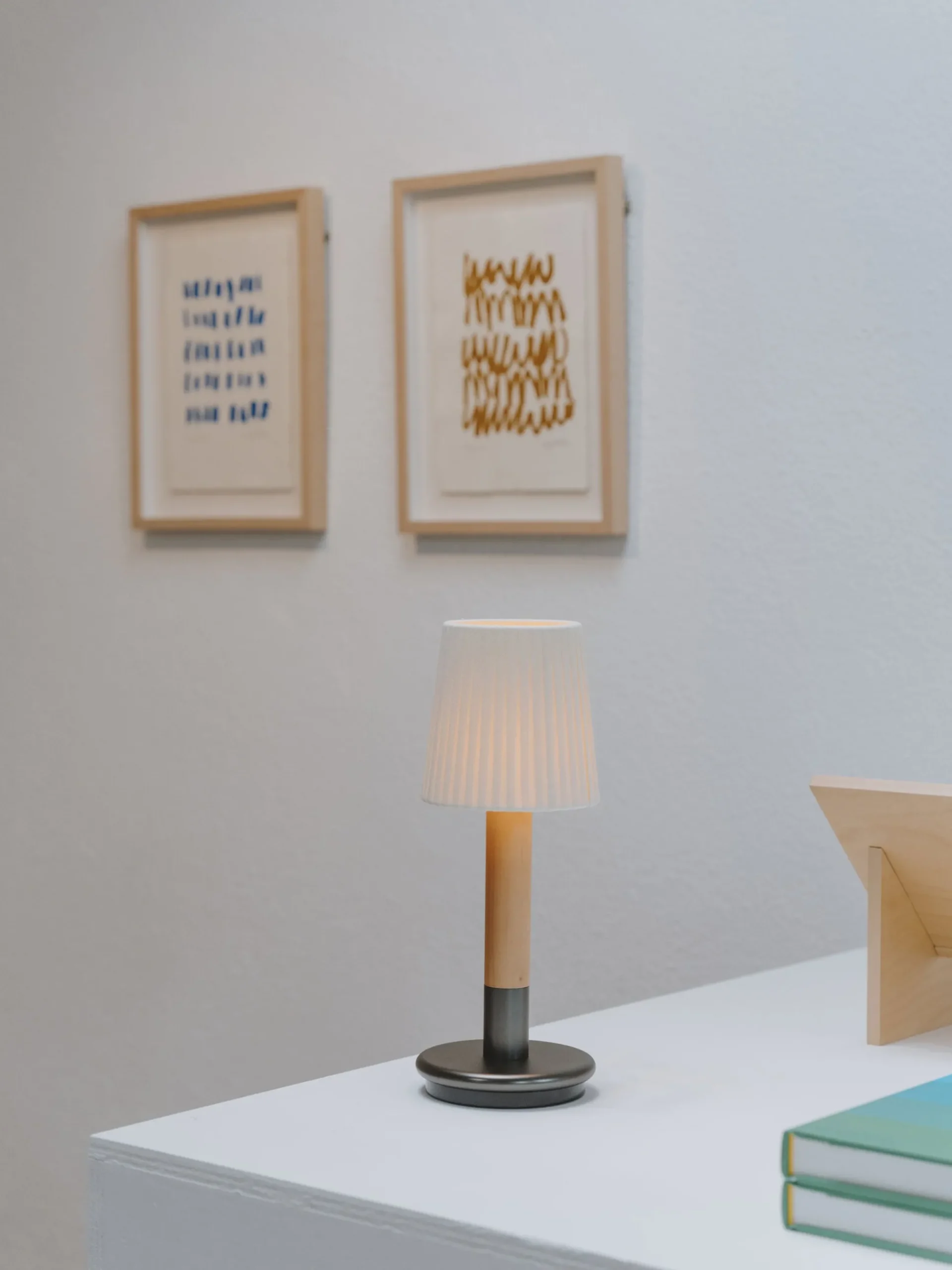 Básica Mínima Batería Portable Table Lamp - Bronze - Natural Ribbon