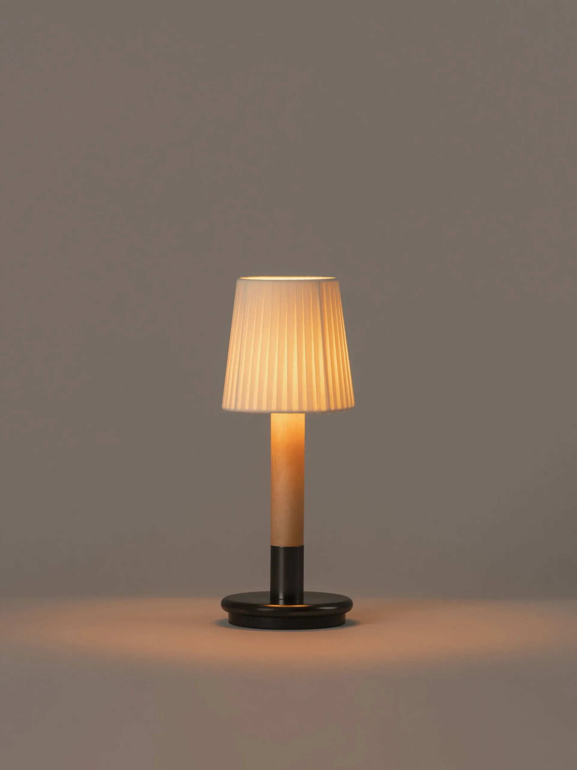 Básica Mínima Batería Portable Table Lamp - Bronze - Natural Ribbon
